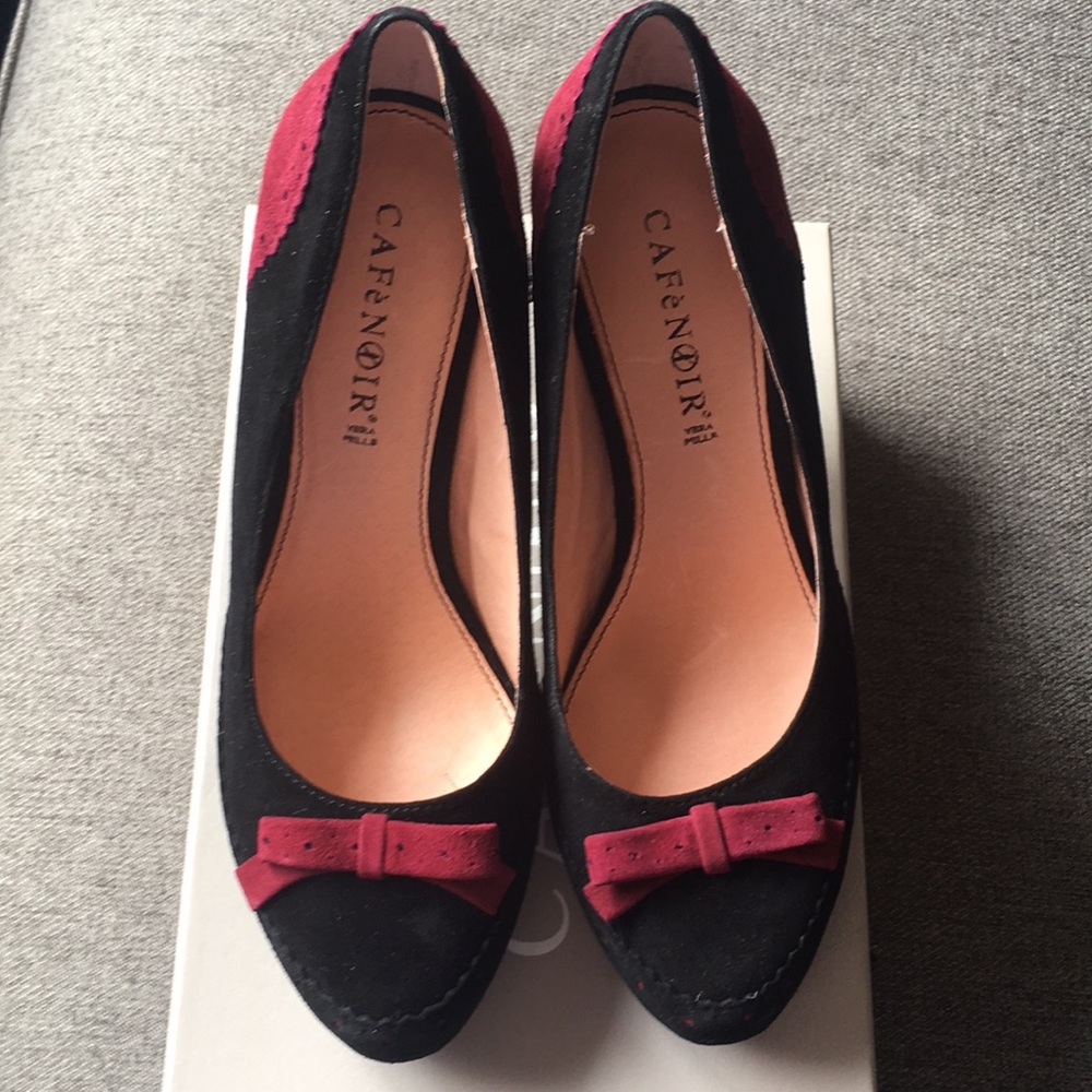 Café Noir black/fuchsia suede heels